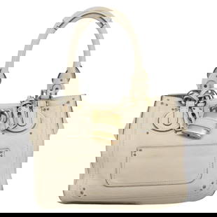 Chloe Paddington Beige Leather Handbag Made in Romania: Chloe Paddington Beige Leather Handbag Made in Romania Introducing the Chloe Paddington, a stylish handbag crafted from high-quality leather. This chic bag features a beige color that complements vari
