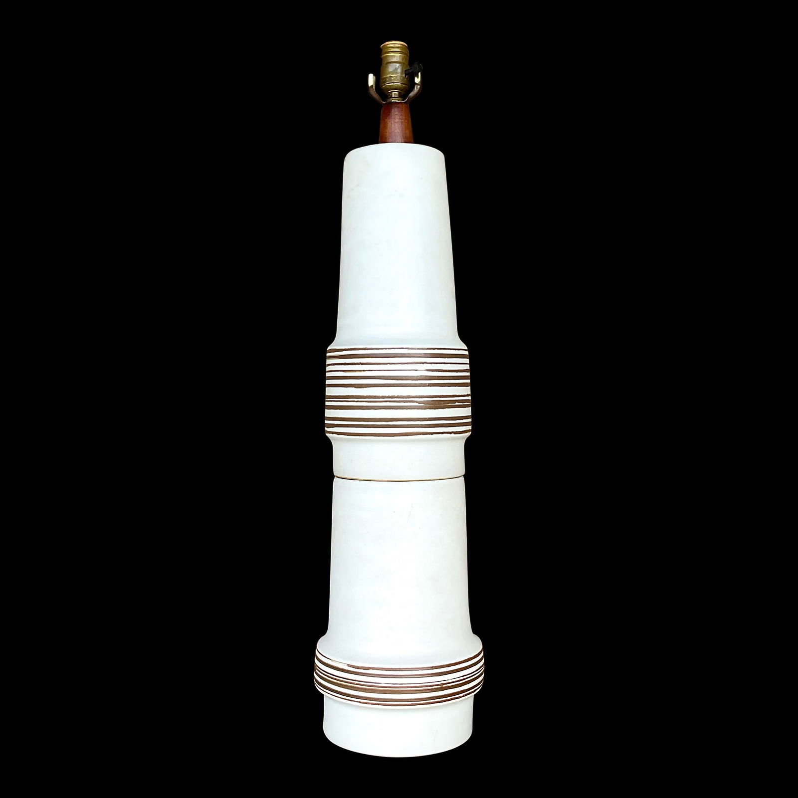 Midcentury Martz Signed Ceramic Table Lamp Alabaster Chic Design: Midcentury Martz Signed Ceramic Table Lamp Alabaster Chic Design This stunning vintage Midcentury table lamp, crafted by renowned designers Gordon and Jane Martz, features a chic stacked ceramic body