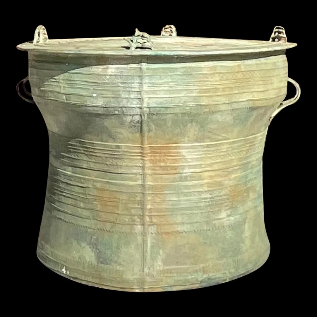 Vintage Boho Bronze Drum Table Late 20th Century Palm Beach Estate: Vintage Boho Bronze Drum Table Late 20th Century Palm Beach Estate This vintage Boho side table features a stunning bronze drum design, showcasing intricate details and a beautiful all-over patina dev