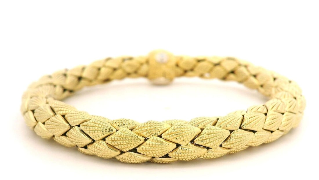 Chimento 18k Yellow Gold Interlocking Weave Bracelet with Diamonds: Chimento 18k Yellow Gold Interlocking Weave Bracelet with Diamonds This exquisite Chimento bracelet features a stunning interlocking weave design crafted in 18k yellow gold, showcasing a sophisticated