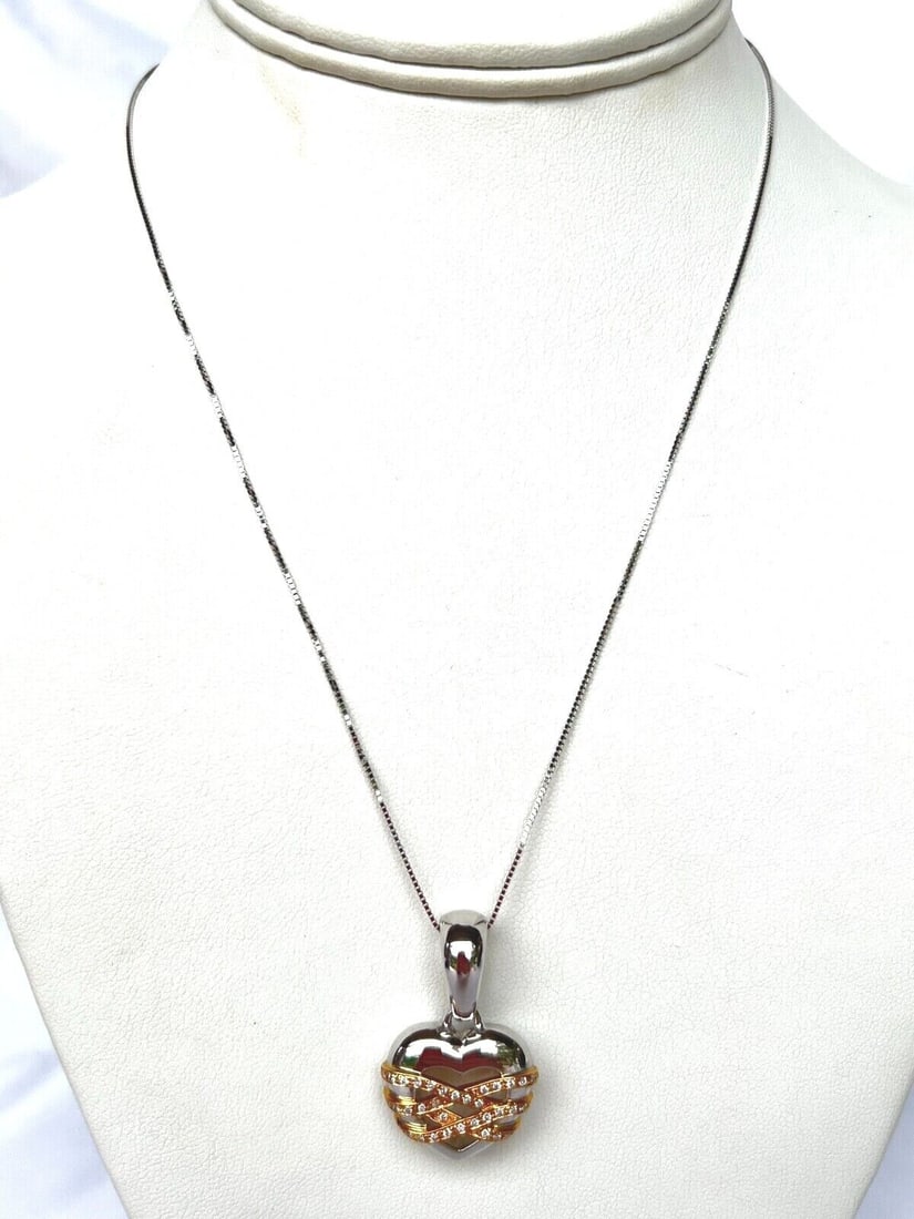 Chimento 18K White Rose Gold Diamond Pendant Necklace 0.3 ct: Chimento 18K White Rose Gold Diamond Pendant Necklace 0.3 ct This exquisite Italian Chimento necklace features a stunning pendant crafted from 18K white and rose gold. The pendant is adorned with appr