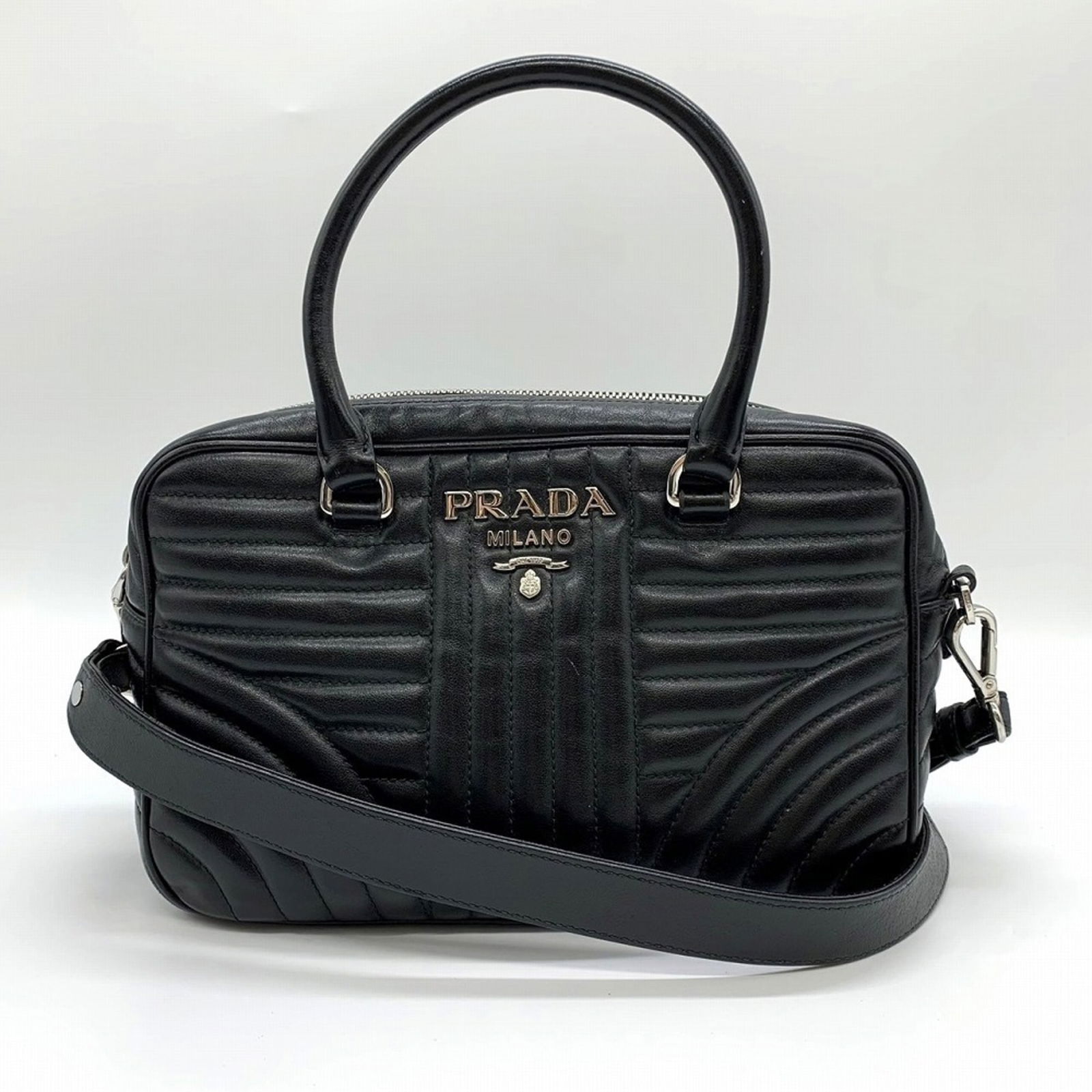 Prada Black Leather 2-Way Handbag Shoulder Bag 17 x 24 x 8 cm: Prada Black Leather 2-Way Handbag Shoulder Bag 17 x 24 x 8 cm This PRADA handbag is a versatile 2-way shoulder bag crafted from premium leather in a classic black color. It features a secure zipper cl