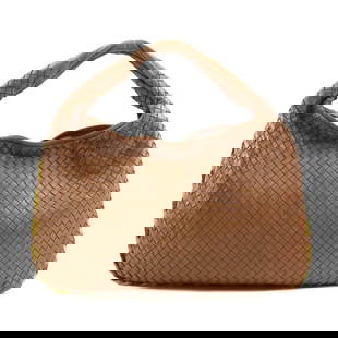Bottega Veneta Intrecciato Leather Shoulder Bag Brown Yellow Gold 30cm x 47cm: Bottega Veneta Intrecciato Leather Shoulder Bag Brown Yellow Gold 30cm x 47cm This exquisite Bottega Veneta shoulder bag showcases the brand's iconic Intrecciato leather craftsmanship. Featuring a sop