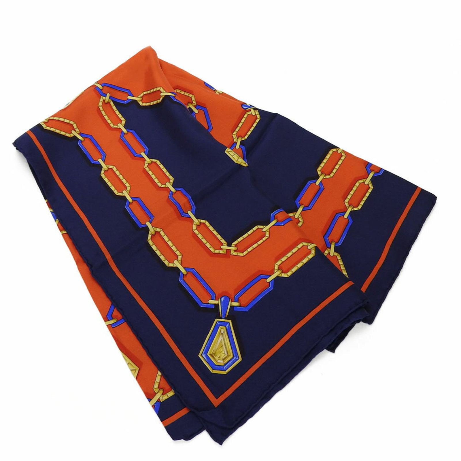 Cartier Must de Muffler Silk Scarf Navy Red Chain Pattern: Cartier Must de Muffler Silk Scarf Navy Red Chain Pattern Elevate your accessory collection with this exquisite Cartier Must de Muffler scarf. This beautiful piece features a striking chain pattern in