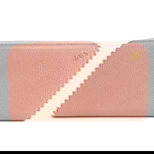 Gucci 449347 Pink Leather Bi-Fold Long Wallet for Women 11.5 x 19 x 2.5cm: Gucci 449347 Pink Leather Bi-Fold Long Wallet for Women 11.5 x 19 x 2.5cm This Gucci 449347 Interlocking G Long Wallet is a stylish accessory designed for women. Made from high-quality leather, it fea