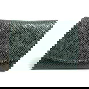Louis Vuitton Taiga Button de Manchette Case Leather Green 6cm x 8cm x 1cm: Louis Vuitton Taiga Button de Manchette Case Leather Green 6cm x 8cm x 1cm This exquisite Louis Vuitton Taiga Button de Manchette Case showcases a sophisticated design crafted from high-quality leathe