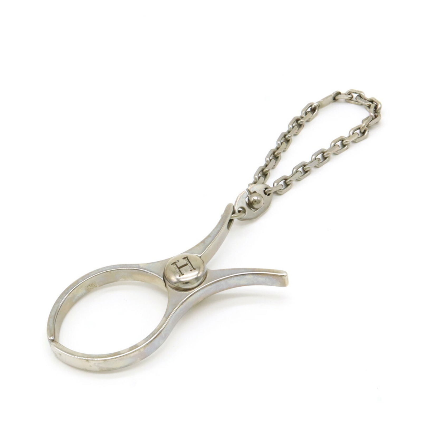 Hermes Filloux Silver Metal Glove Holder 6cm x 2.8cm: Hermes Filloux Silver Metal Glove Holder 6cm x 2.8cm Presenting the Hermes Filloux Glove Holder, a stylish and functional accessory for both men and women. This elegant piece is crafted from durable m