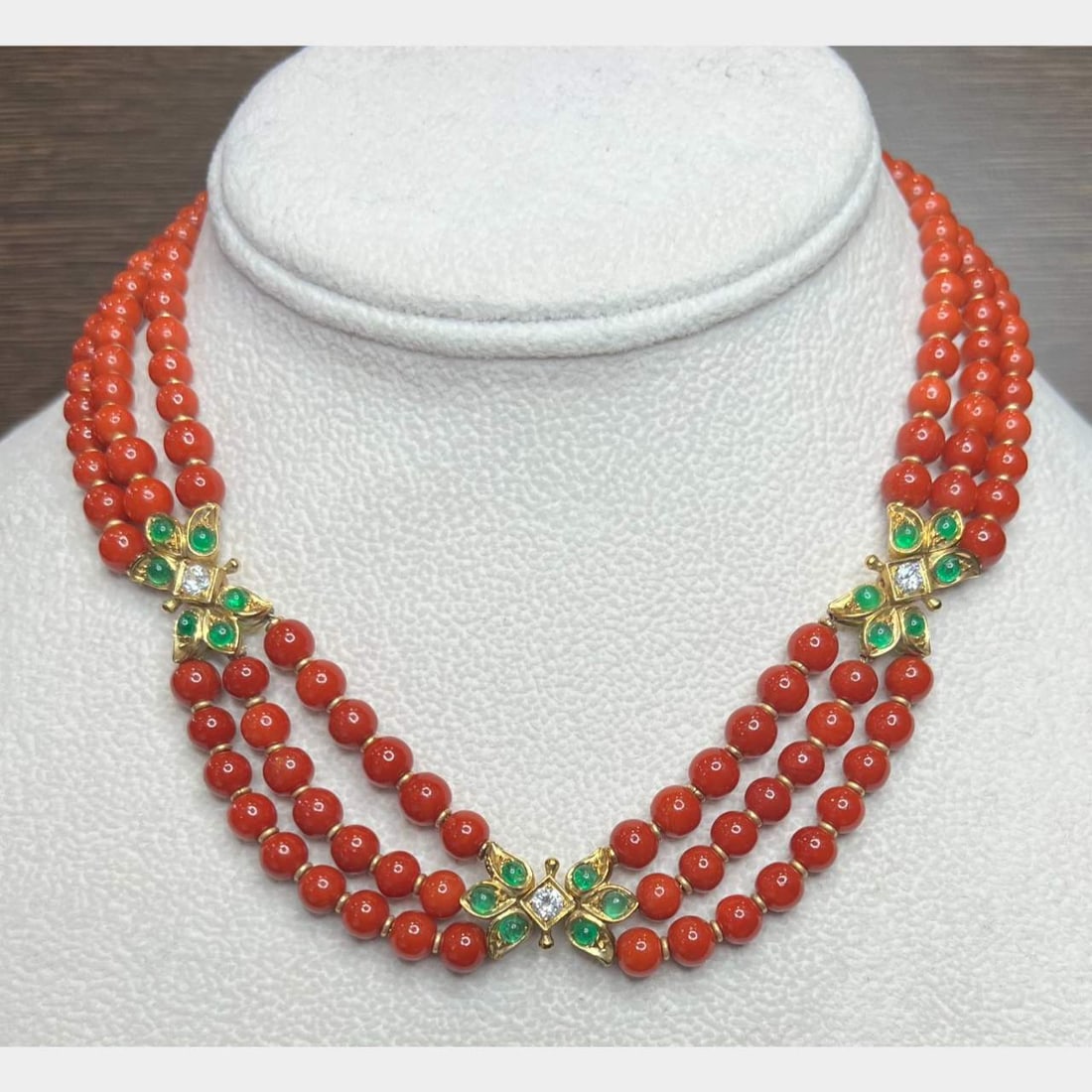 Certified 18K Yellow Gold Coral Diamond Emerald Necklace: Certified 18K Yellow Gold Coral Diamond Emerald Necklace This stunning necklace features a luxurious combination of 18K yellow gold, Italian coral, diamonds, and emeralds. The piece is beautifully cra