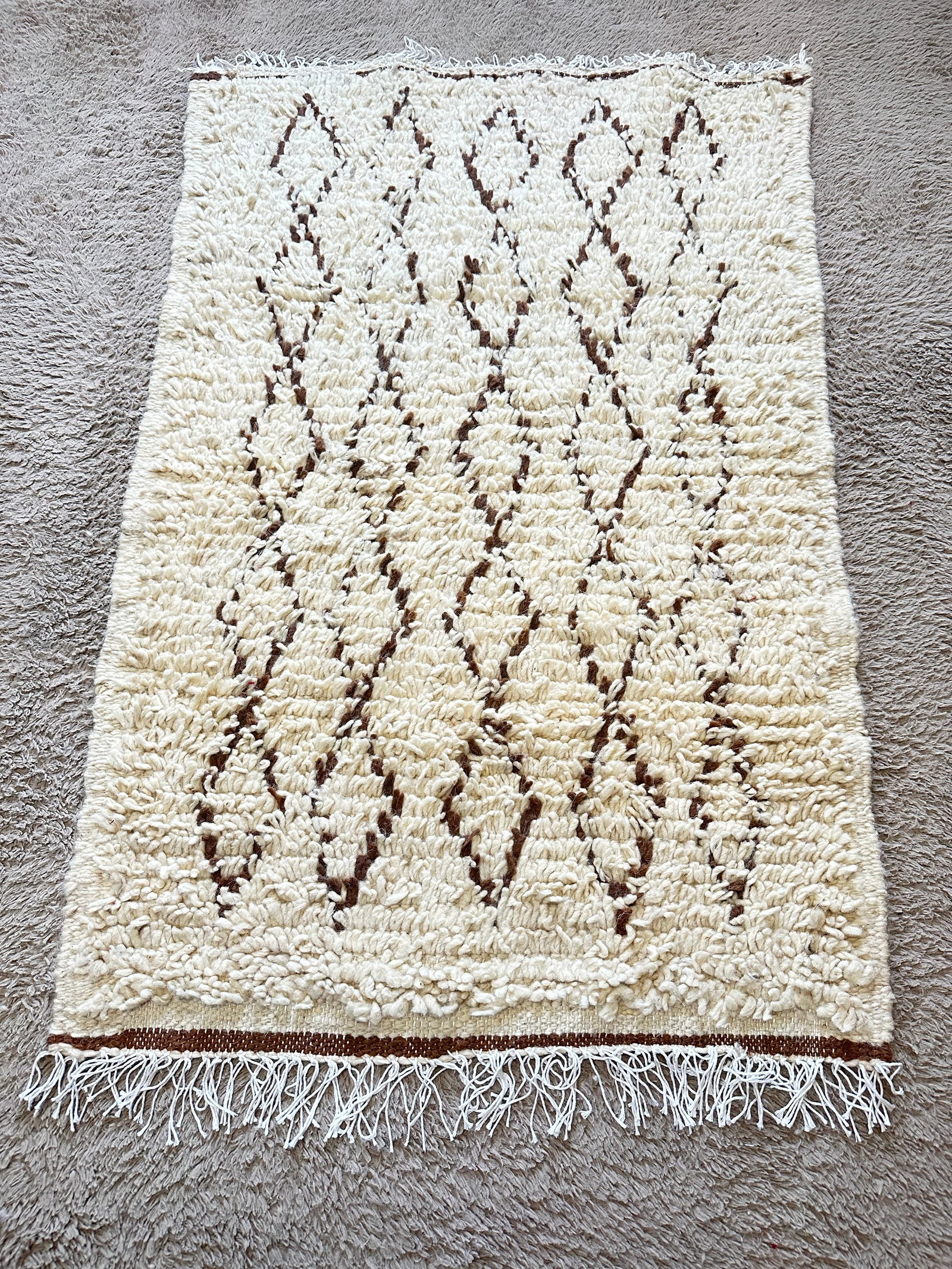 Exquisite Handmade Amazigh Rug from Morocco: Exquisite Handmade Amazigh Rug from Morocco Discover the beauty of Moroccan craftsmanship with this authentic handmade Amazigh rug, crafted by skilled Amazigh women from the Atlas Mountains. Each rug 