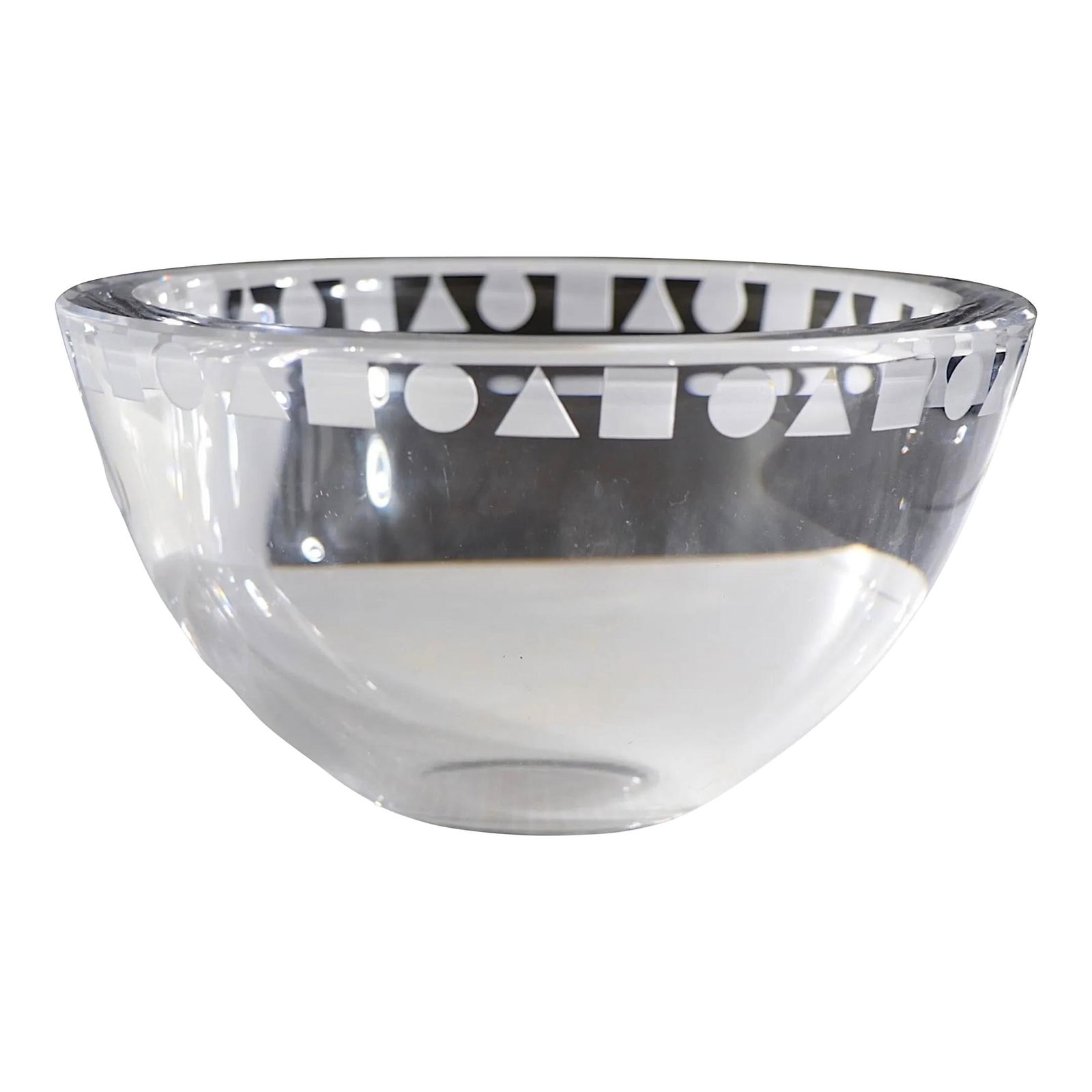 Ward Bennett Postmodern Etched Crystal Bowl for Sasaki 7.25" C 1970's: Ward Bennett Postmodern Etched Crystal Bowl for Sasaki 7.25" C 1970's Postmodern etched bowl designed by Ward Bennett, made in Japan for Sasaki c 1970's. This example is in excellent original, clean a