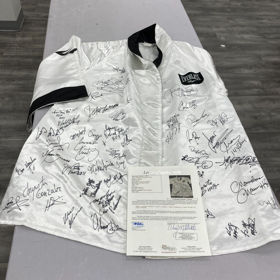 Everlast Boxing Robe Signed by 40+ Legends JSA Authenticated: Everlast Boxing Robe Signed by 40+ Legends JSA Authenticated This original Everlast boxing robe is a remarkable collectible featuring over 40 signatures from legendary boxers, including Jim Lampley, R