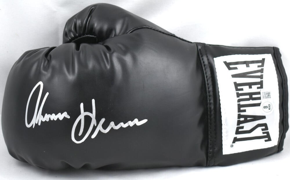 Tommy Hearns Signed Black Everlast Boxing Glove Beckett Authenticated: Tommy Hearns Signed Black Everlast Boxing Glove Beckett Authenticated This is an original boxing glove signed by legendary boxer Tommy Hearns, known for his remarkable achievements in the sport. The b