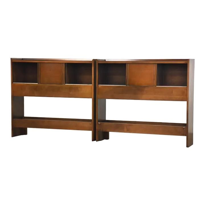 Mid Century Modern Twin Headboards by Paul McCobb for Planner Group Pair: Mid Century Modern Twin Headboards by Paul McCobb for Planner Group Pair This exquisite pair of mid-century modern twin headboards, designed by Paul McCobb for Winchendon's Planner Group, showcases a
