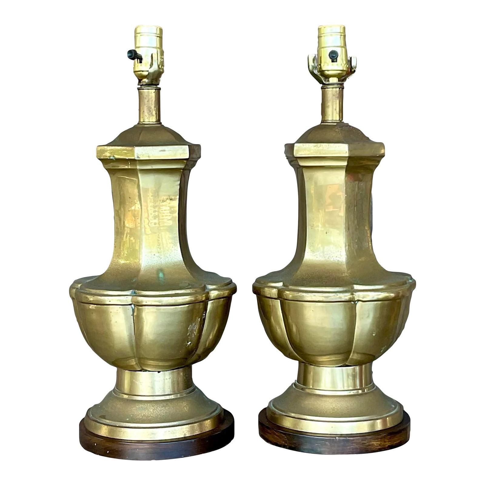 Pair of Vintage Regency Frederick Cooper Brass Lamps Made in America: Pair of Vintage Regency Frederick Cooper Brass Lamps Made in America Enhance your decor with this exquisite pair of Vintage Regency Frederick Cooper Brass Lamps. Crafted in America, these lamps featur