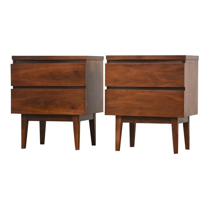 Mid Century Modern Walnut Nightstands Pair 1960s USA 22x16x26: Mid Century Modern Walnut Nightstands Pair 1960s USA 22x16x26 This stunning pair of mid-century modern nightstands features a classic walnut finish, showcasing the elegance of the 1960s design aesthet