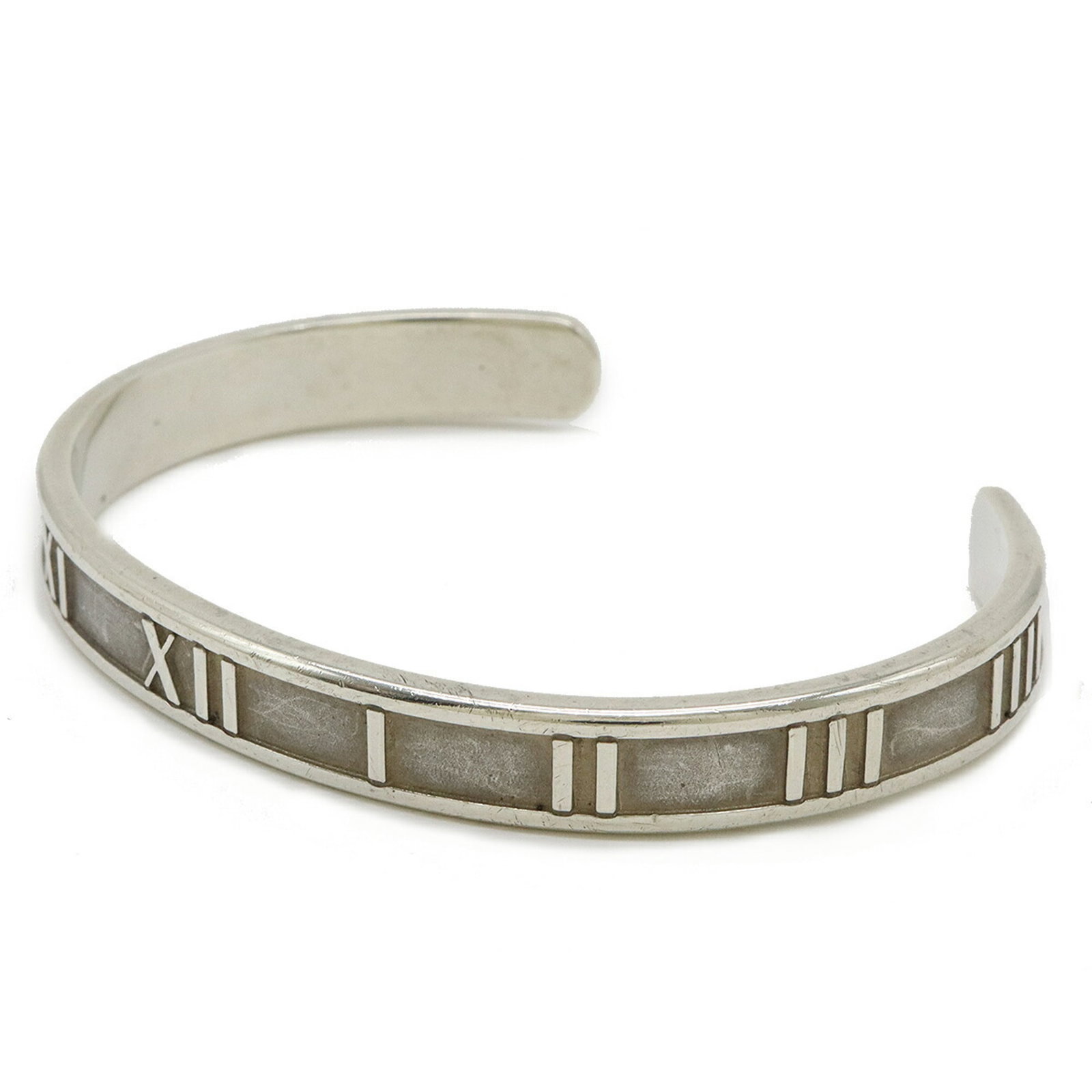Tiffany & Co. Atlas Bangle Bracelet in Silver 925: Tiffany & Co. Atlas Bangle Bracelet in Silver 925 This exquisite Tiffany & Co. Tiffany Atlas Bangle Bracelet is crafted from high-quality Silver 925, offering a timeless design perfect for any occasio