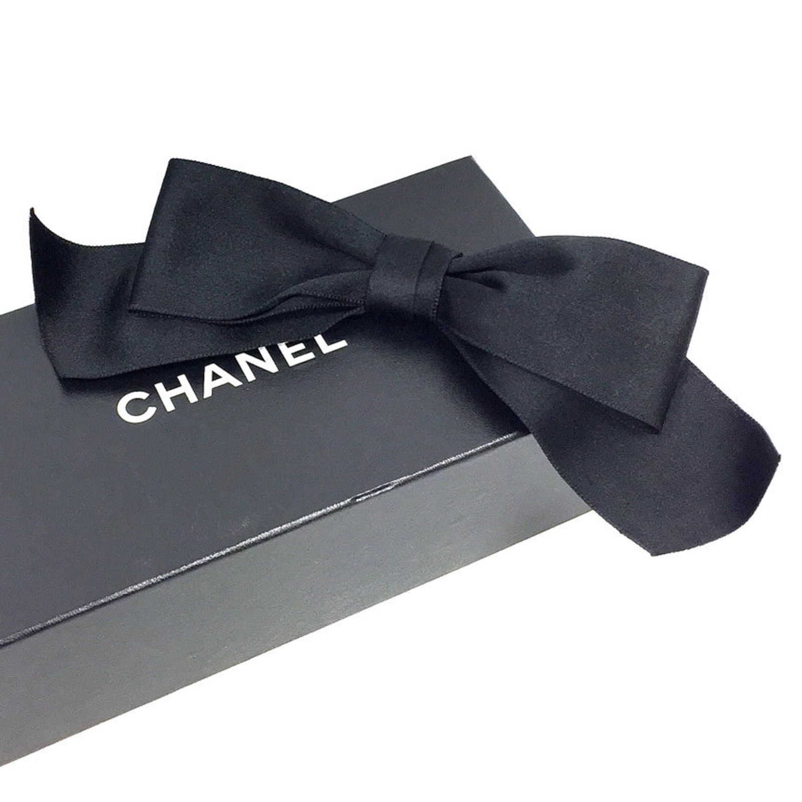 Chanel Black Ribbon Brooch Corsage for Women: Chanel Black Ribbon Brooch Corsage for Women This exquisite CHANEL ribbon brooch corsage is designed for women and features a classic black color. The brooch exhibits insignificant overall scratches,