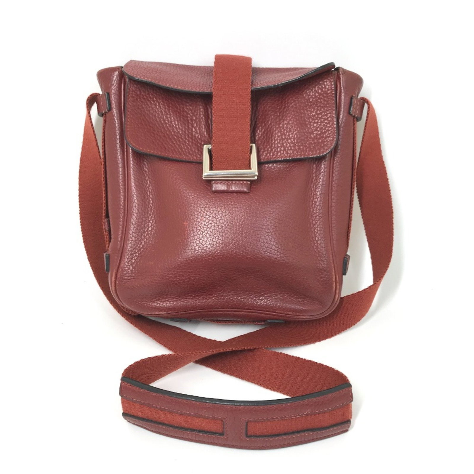 Hermes Red Leather Crossbody Shoulder Bag with Silver Hardware: Hermes Red Leather Crossbody Shoulder Bag with Silver Hardware This exquisite Hermes crossbody bag features a vibrant red leather exterior, making it a stylish accessory for any occasion. Designed spe