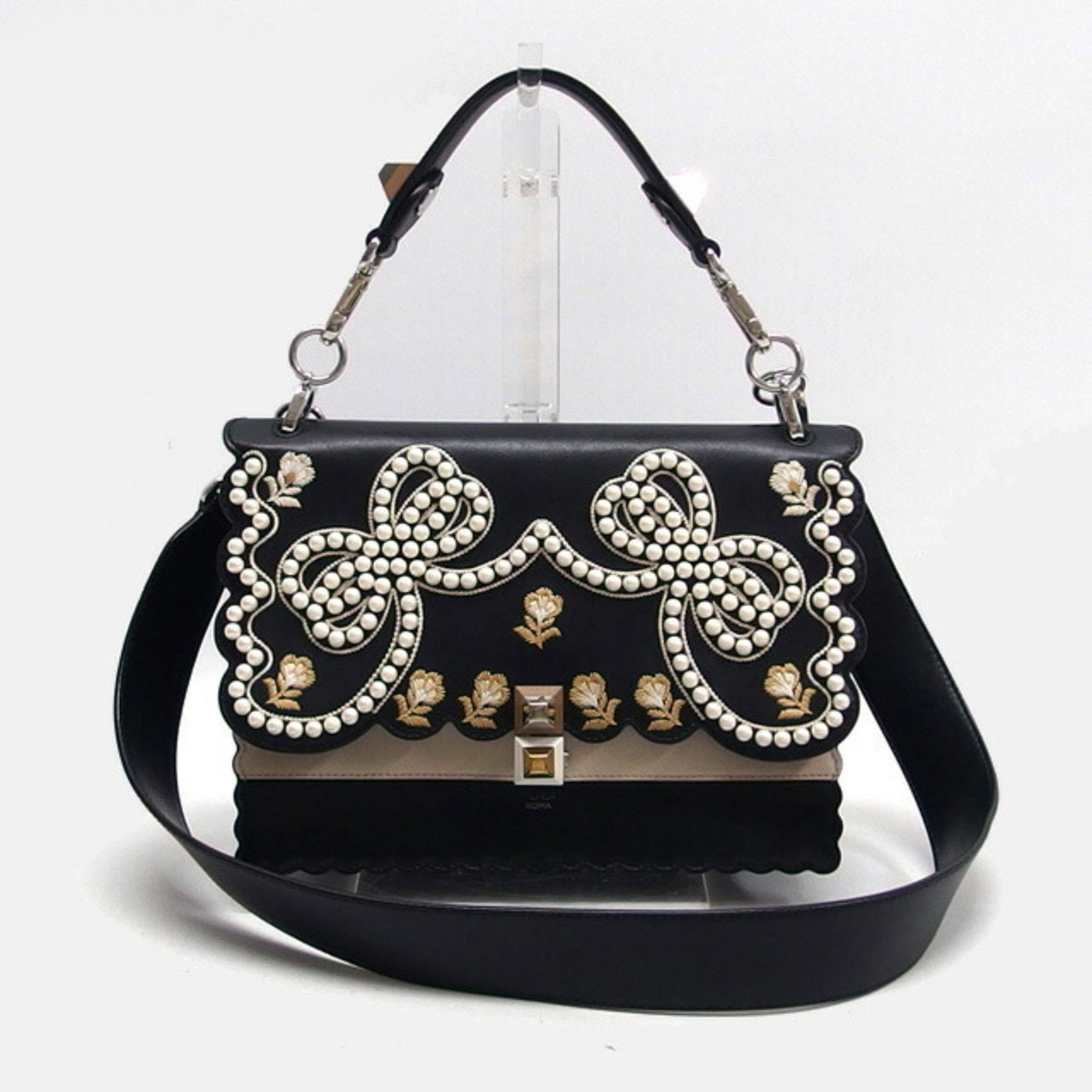 Fendi Canai Ribbon Pearl Black Leather Scallop Handbag: Fendi Canai Ribbon Pearl Black Leather Scallop Handbag Discover the elegance of the Fendi Canai Ribbon & Pearl Collection with this stunning scallop design handbag. Crafted from high-quality leather i