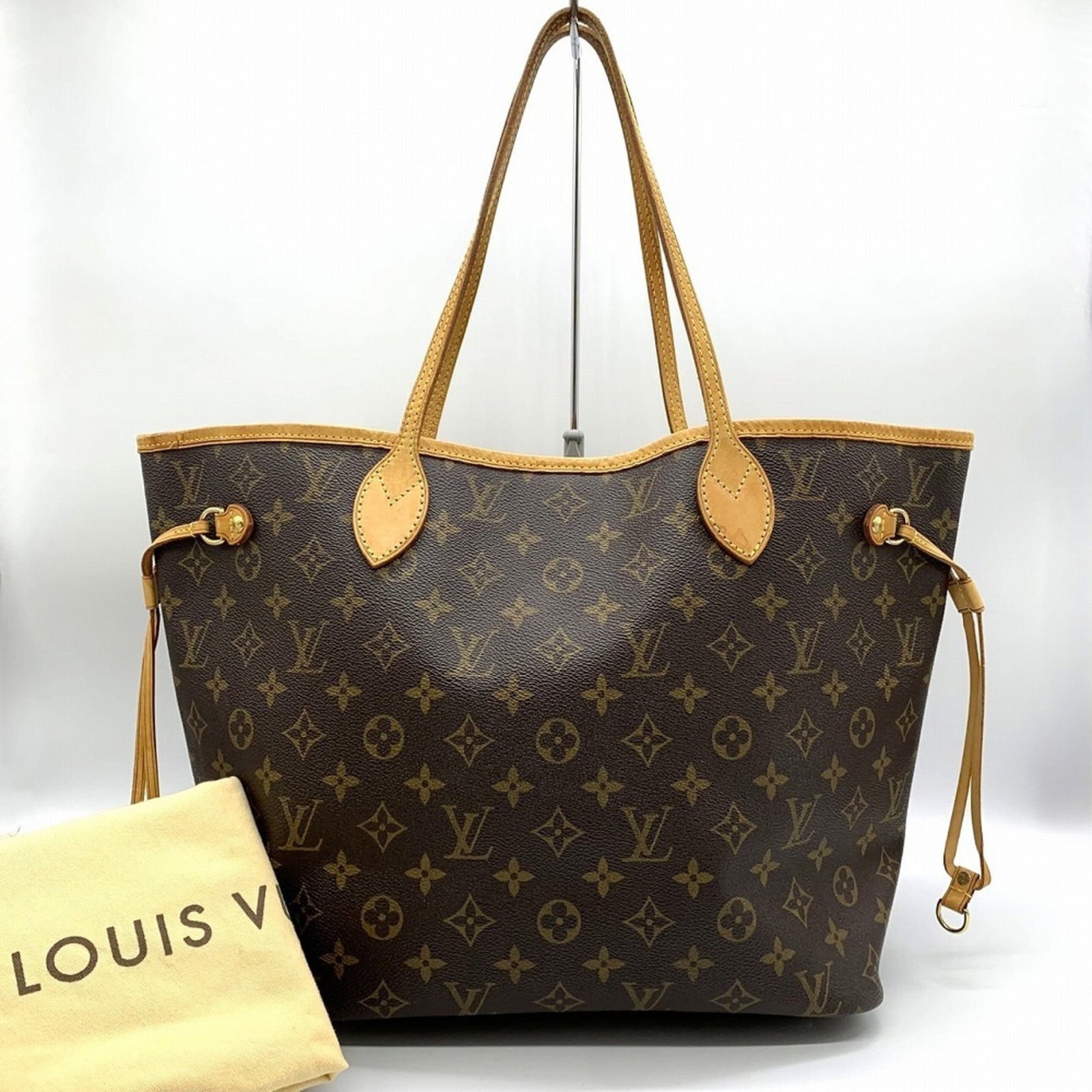 Louis Vuitton Neverfull MM Brown Monogram Canvas Tote Bag for Women: Louis Vuitton Neverfull MM Brown Monogram Canvas Tote Bag for Women Discover the elegance of the LOUIS VUITTON Neverfull MM Tote Bag, crafted from durable Monogram Canvas in a rich brown hue. This sty