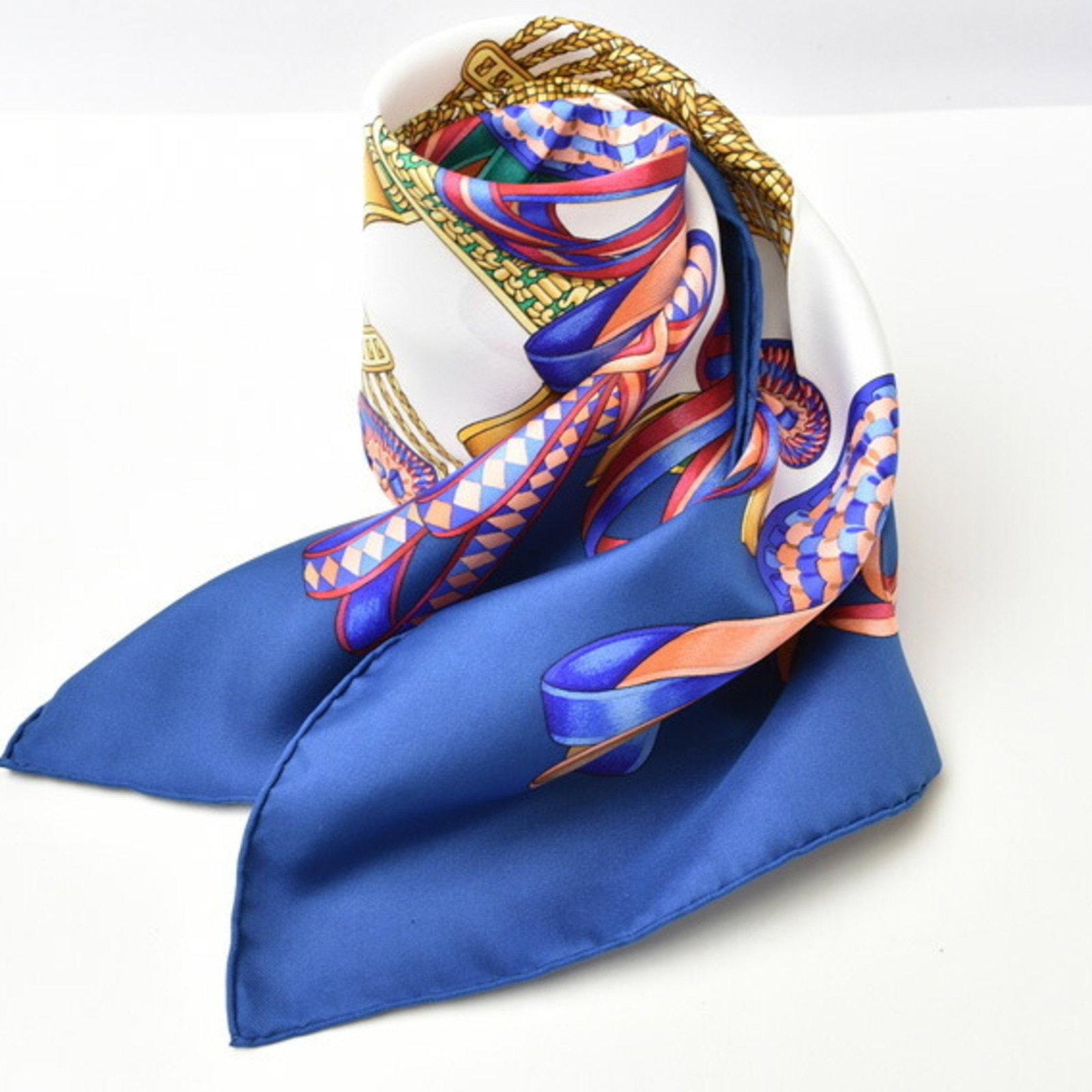 Hermes Carre 90 Silk Scarf Blue White Ribbon Motif: Hermes Carre 90 Silk Scarf Blue White Ribbon Motif This exquisite Hermes scarf features a stunning ribbon motif in a vibrant blue and white palette. Crafted from 100% silk twill, the scarf is both lux