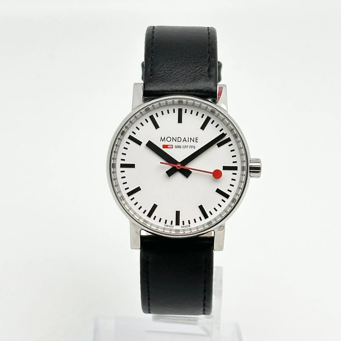 Mondaine Evo2 35mm Quartz Watch White Dial Casual Unisex: Mondaine Evo2 35mm Quartz Watch White Dial Casual Unisex The Mondaine Evo2 35mm Steel White Dial Unisex Quartz Watch combines casual elegance with reliable Swiss craftsmanship. Featuring a striking wh
