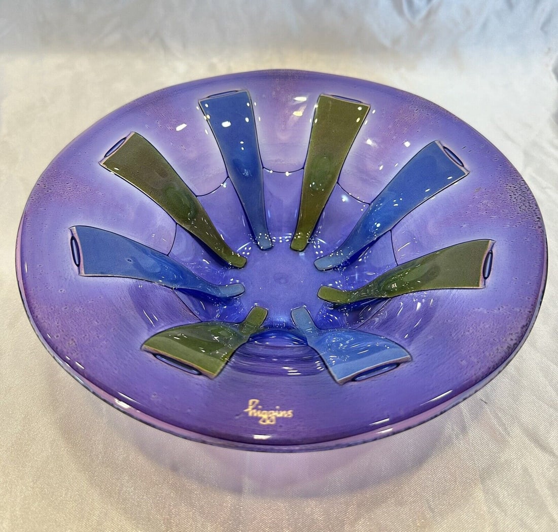 Exquisite Higgins Art Glass Bowl Mid 1900s Signed Purple Green 8.20": Exquisite Higgins Art Glass Bowl Mid 1900s Signed Purple Green 8.20" This exquisite mid-1900s Higgins art glass bowl showcases stunning craftsmanship and design. Weighing approximately 1800 grams (64