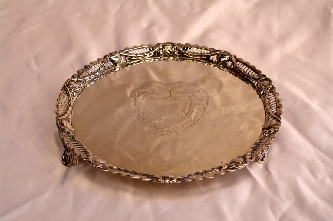 George III Sterling Silver Salver 8.6in by John Carter II: George III Sterling Silver Salver 8.6in by John Carter II Presenting a magnificent English George III sterling silver salver crafted by John Carter II, dating back to 1900. This exquisite piece weighs