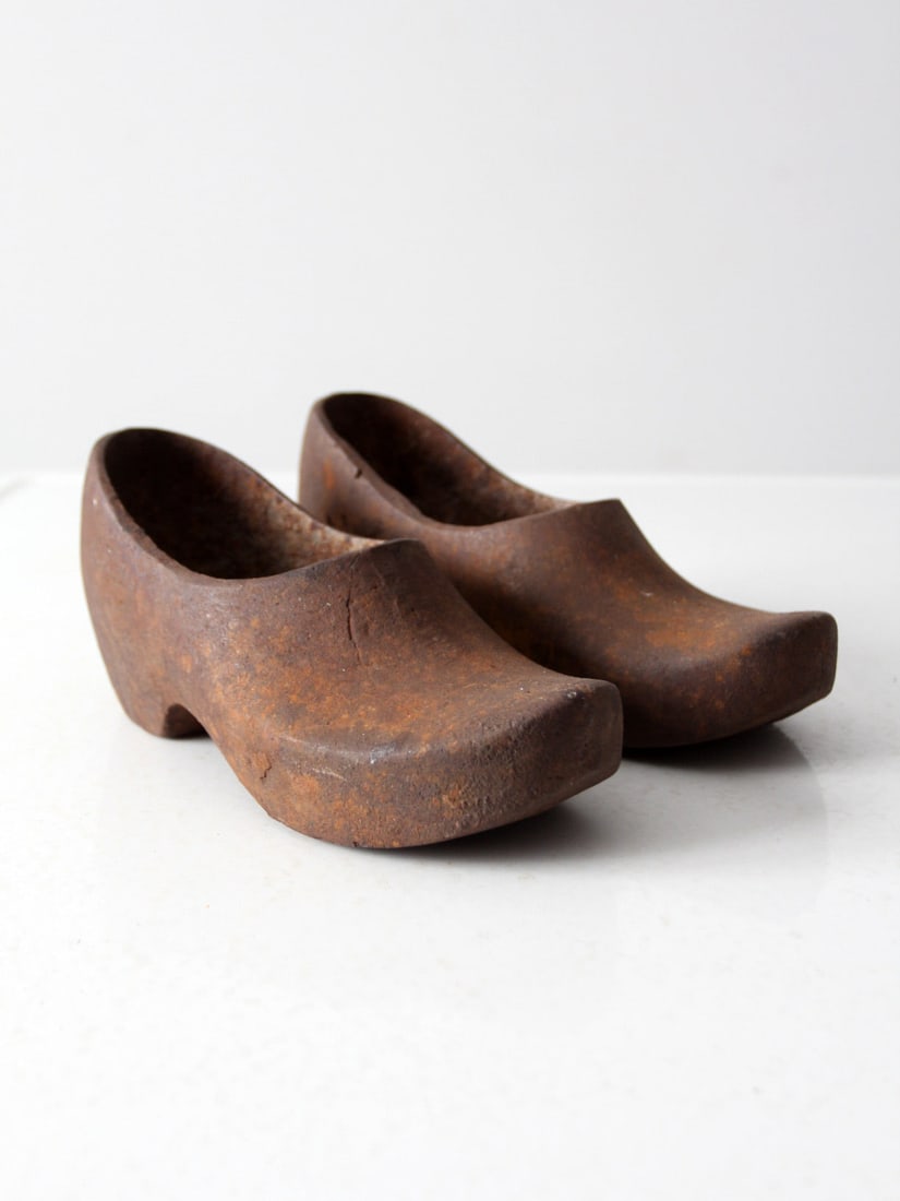 Vintage 20th Century Cast Iron Decorative Clogs Planters Doorstops: Vintage 20th Century Cast Iron Decorative Clogs Planters Doorstops These vintage cast iron decorative clogs, originating from the early 20th century, make for unique planters or functional doorstops.