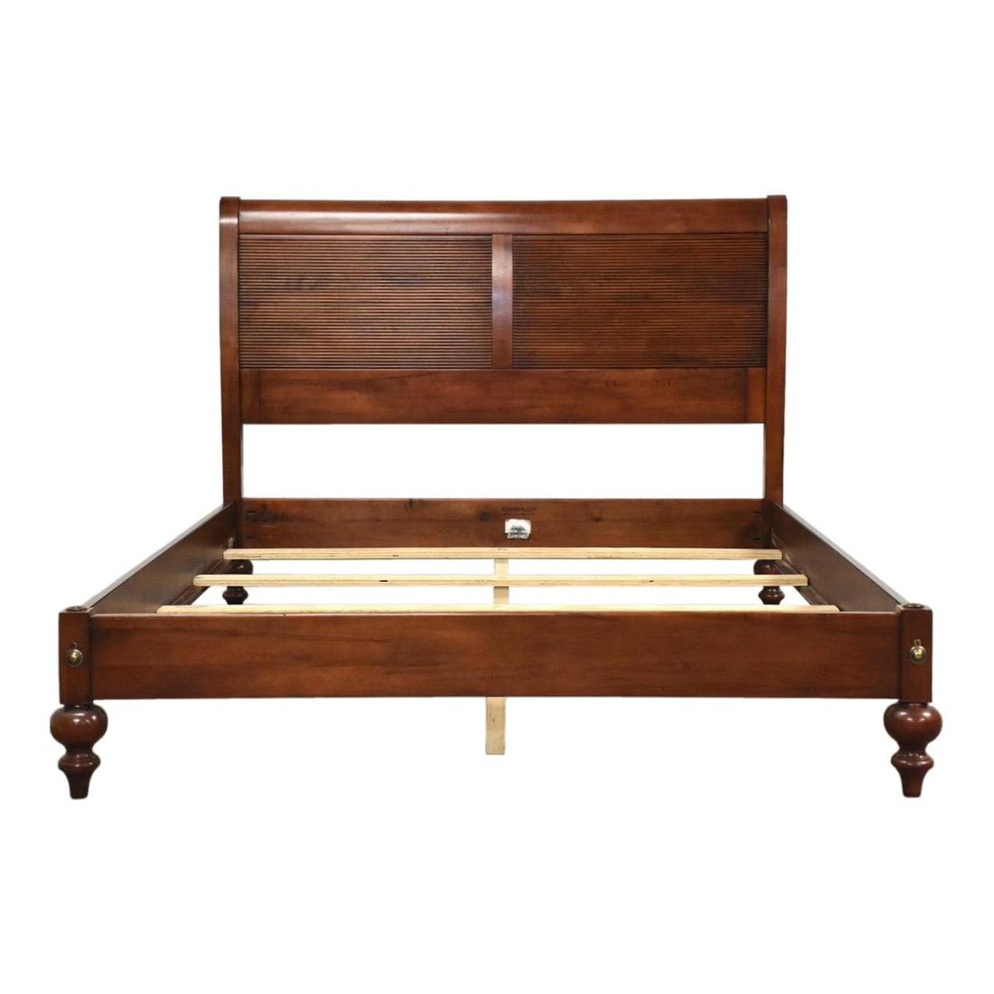 Ethan Allen British Classics Queen Bed Solid Maple Cherry Finish 1960s: Ethan Allen British Classics Queen Bed Solid Maple Cherry Finish 1960s This 1960s Ethan Allen British Classics queen bed showcases exquisite craftsmanship with its solid maple construction, finished i