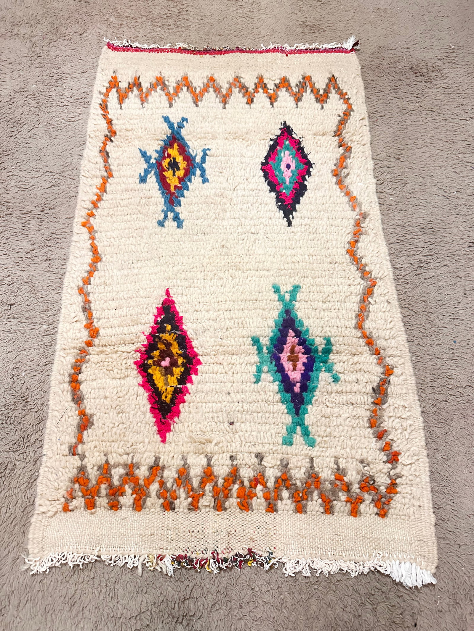 Exquisite Handmade Amazigh Rug from Morocco: Exquisite Handmade Amazigh Rug from Morocco It's an artistry and tradition of Moroccan craftsmanship with the exquisite handmade Amazigh rug. Woven by Amazigh women on the Atlas mountains. Experience 