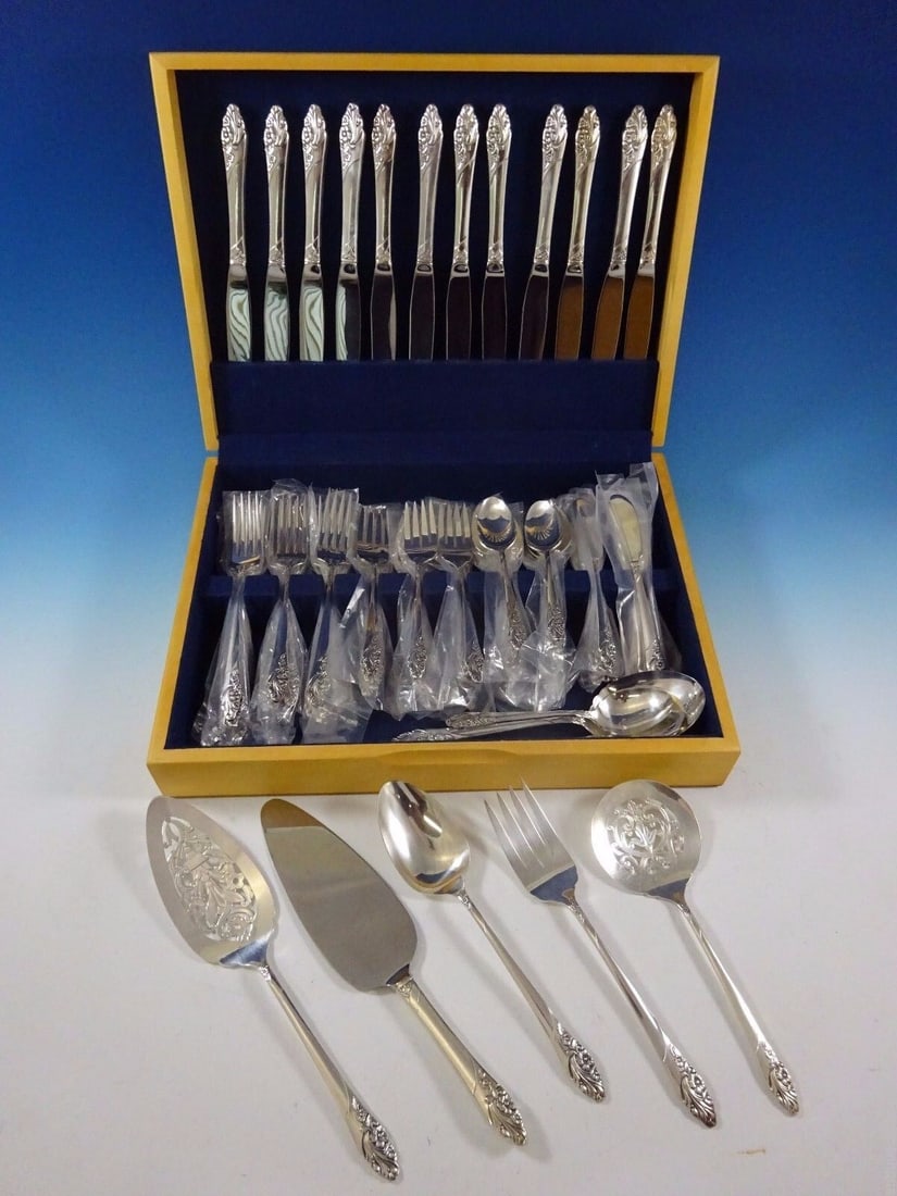 Community Evening Star Silverplate Flatware Set for 12 - 69 Pieces with Chest: Community Evening Star Silverplate Flatware Set for 12 - 69 Pieces with Chest Introducing the Evening Star flatware set by Community, a stunning silverplate collection crafted between 1900 and 1940. T