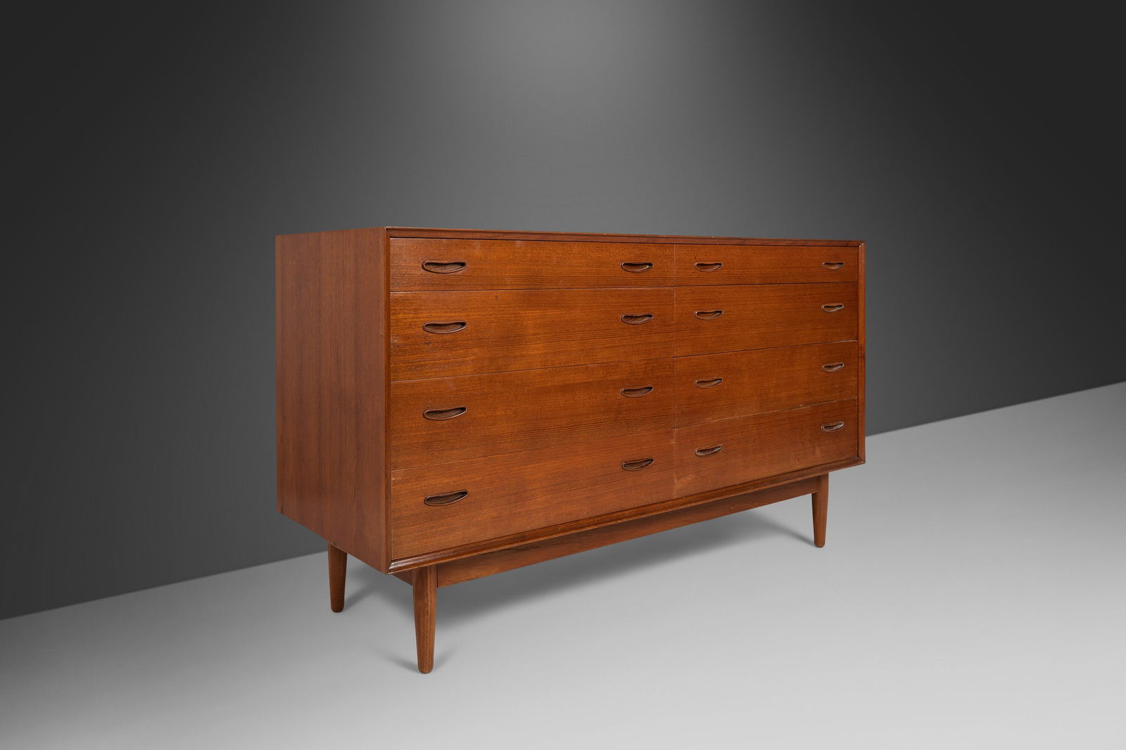 Arne Vodder Teak Eight Drawer Dresser Denmark 1960s Mid Century Modern: Arne Vodder Teak Eight Drawer Dresser Denmark 1960s Mid Century Modern Experience the elegance of Danish Minimalist design with this Mid Century Modern Eight Drawer Dresser crafted from exquisite teak