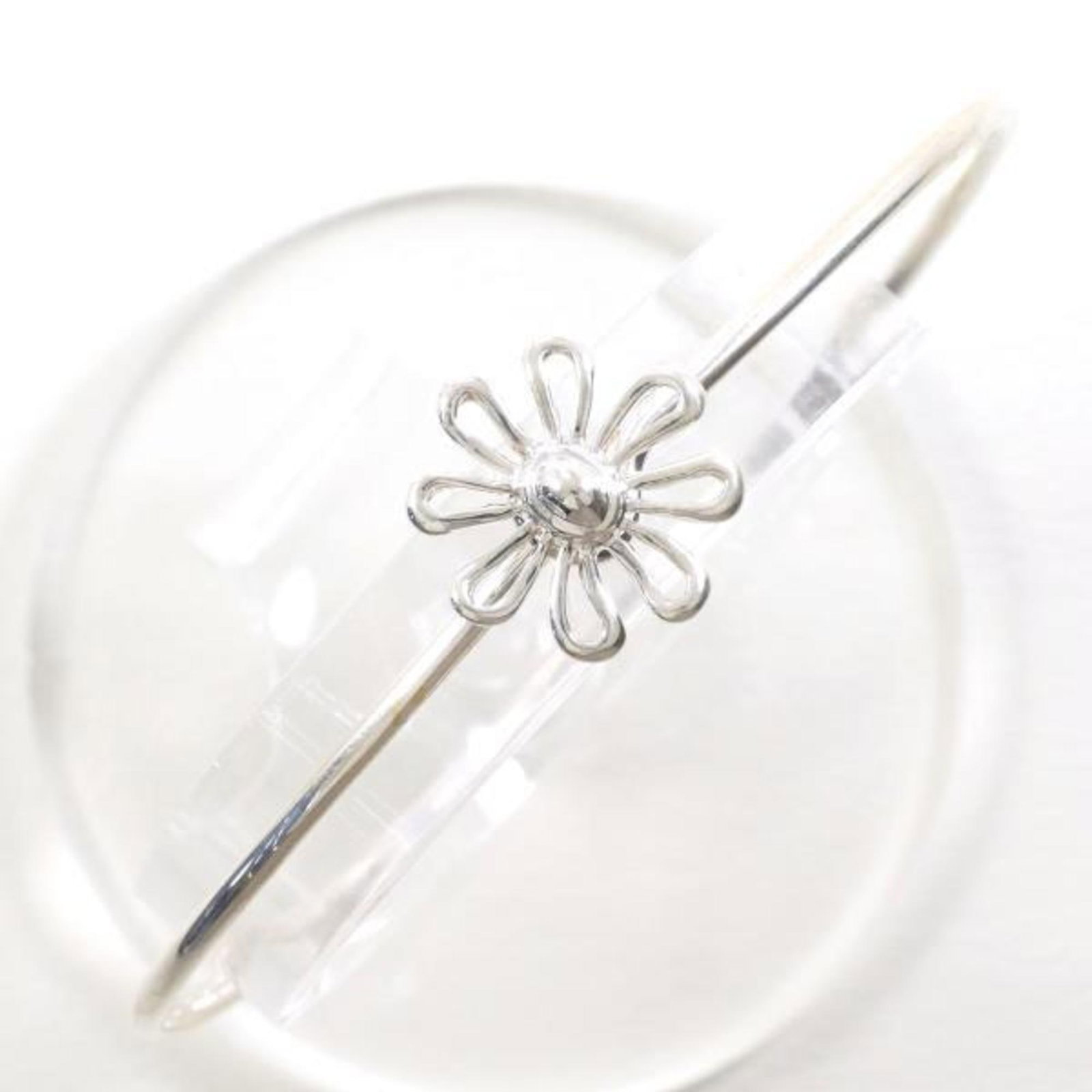 Tiffany Daisy Women's Silver Bangle 17.5cm 925: Tiffany Daisy Women's Silver Bangle 17.5cm 925 This exquisite Tiffany Daisy Silver Bangle is a stunning accessory designed for women. Crafted from high-quality Silver 925, this bangle features a sleek