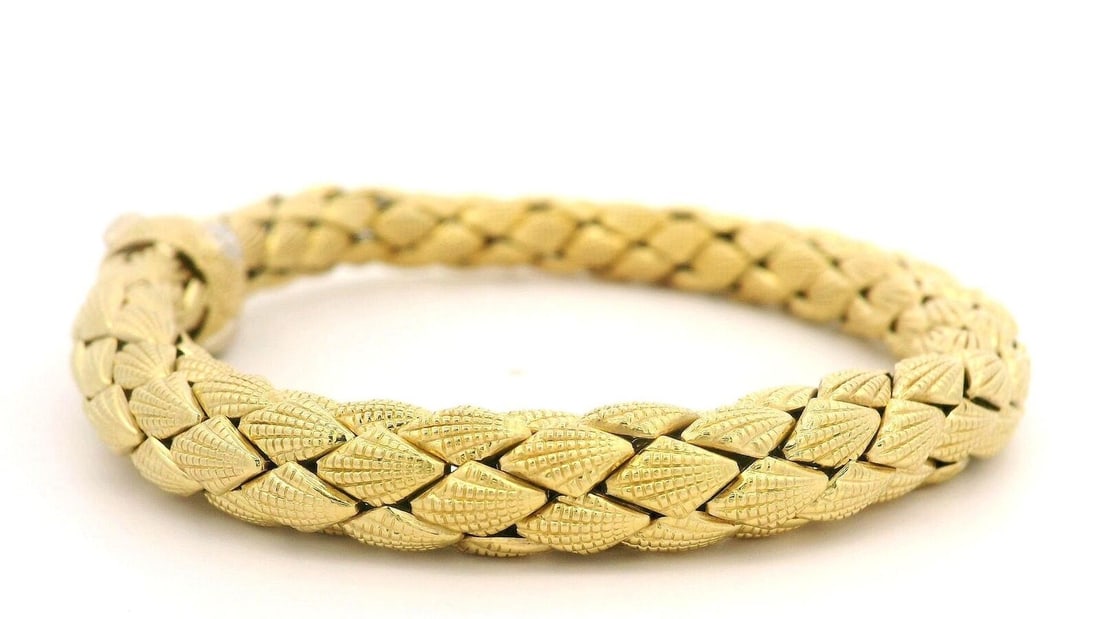 Chimento 18k Yellow Gold Interlocking Weave Bracelet with Diamonds: Chimento 18k Yellow Gold Interlocking Weave Bracelet with Diamonds This exquisite Chimento bracelet features a stunning interlocking weave design crafted in 18k yellow gold, showcasing a sophisticated