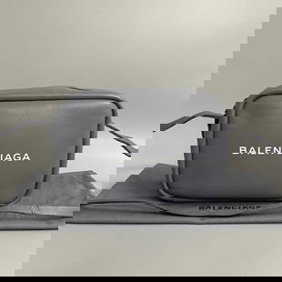 Balenciaga Gray Leather Sacoche Shoulder Bag 16cm x 22cm x 5cm: Balenciaga Gray Leather Sacoche Shoulder Bag 16cm x 22cm x 5cm This elegant Balenciaga Leather Shoulder Bag Sacoche is the perfect accessory for any modern woman. Crafted from high-quality leather
