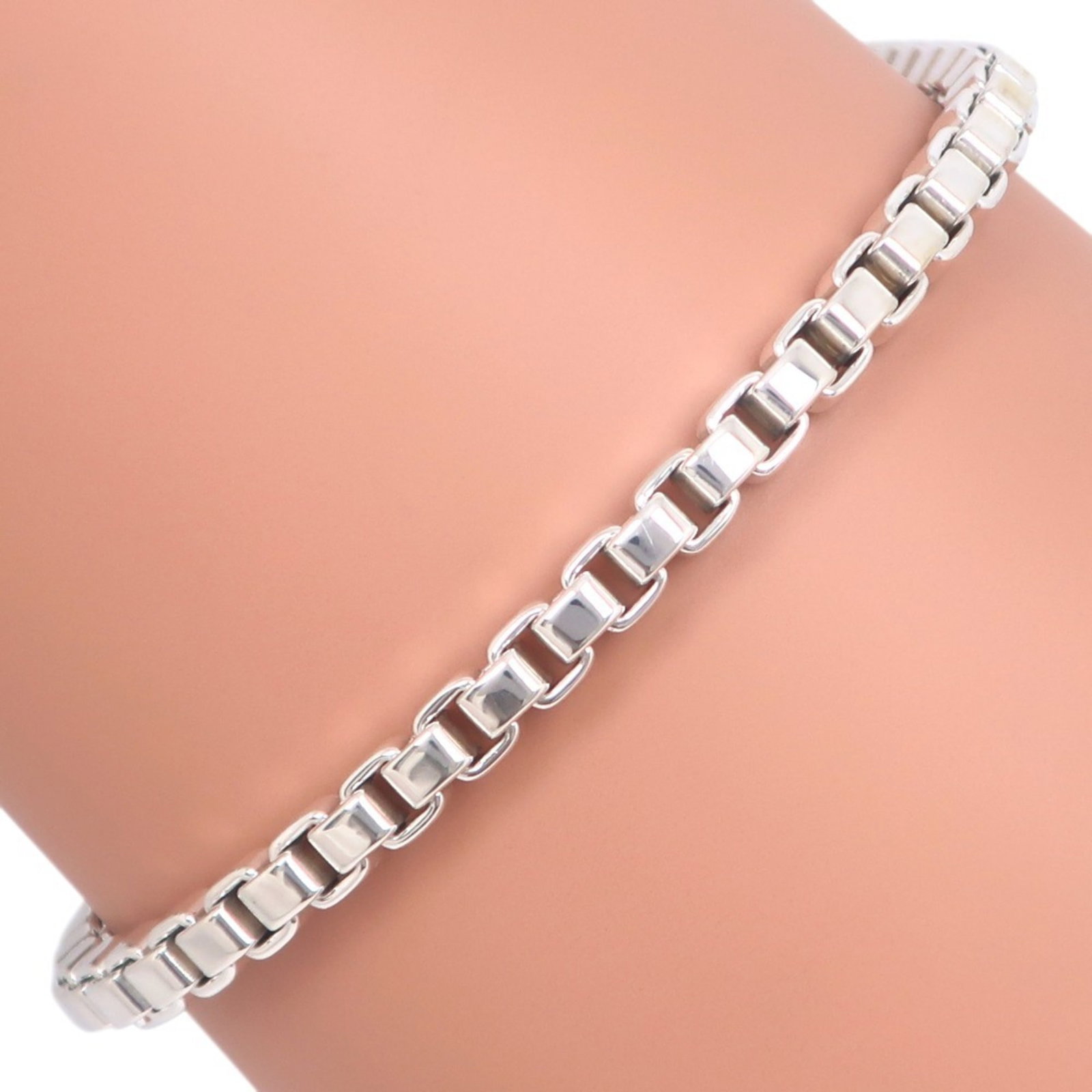 Tiffany & Co. Venetian Charm Bracelet Silver 925 19cm Unisex: Tiffany & Co. Venetian Charm Bracelet Silver 925 19cm Unisex This elegant Tiffany & Co. Venetian Charm Bracelet is crafted from high-quality Silver 925, making it a timeless accessory for any unisex w