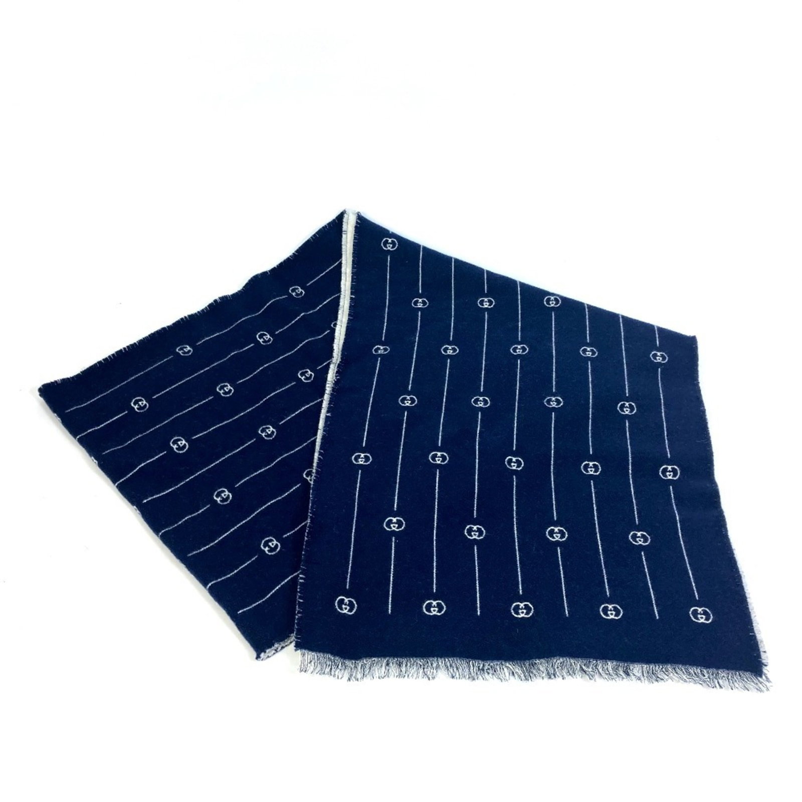 Gucci 595718 Retro GG Wool Scarf Blue Gray 36cm x 1.82m: Gucci 595718 Retro GG Wool Scarf Blue Gray 36cm x 1.82m Elevate your style with the GUCCI 595718 Retro GG Wool Scarf for Men, featuring a sophisticated design in blue and gray. Made from high-quality 