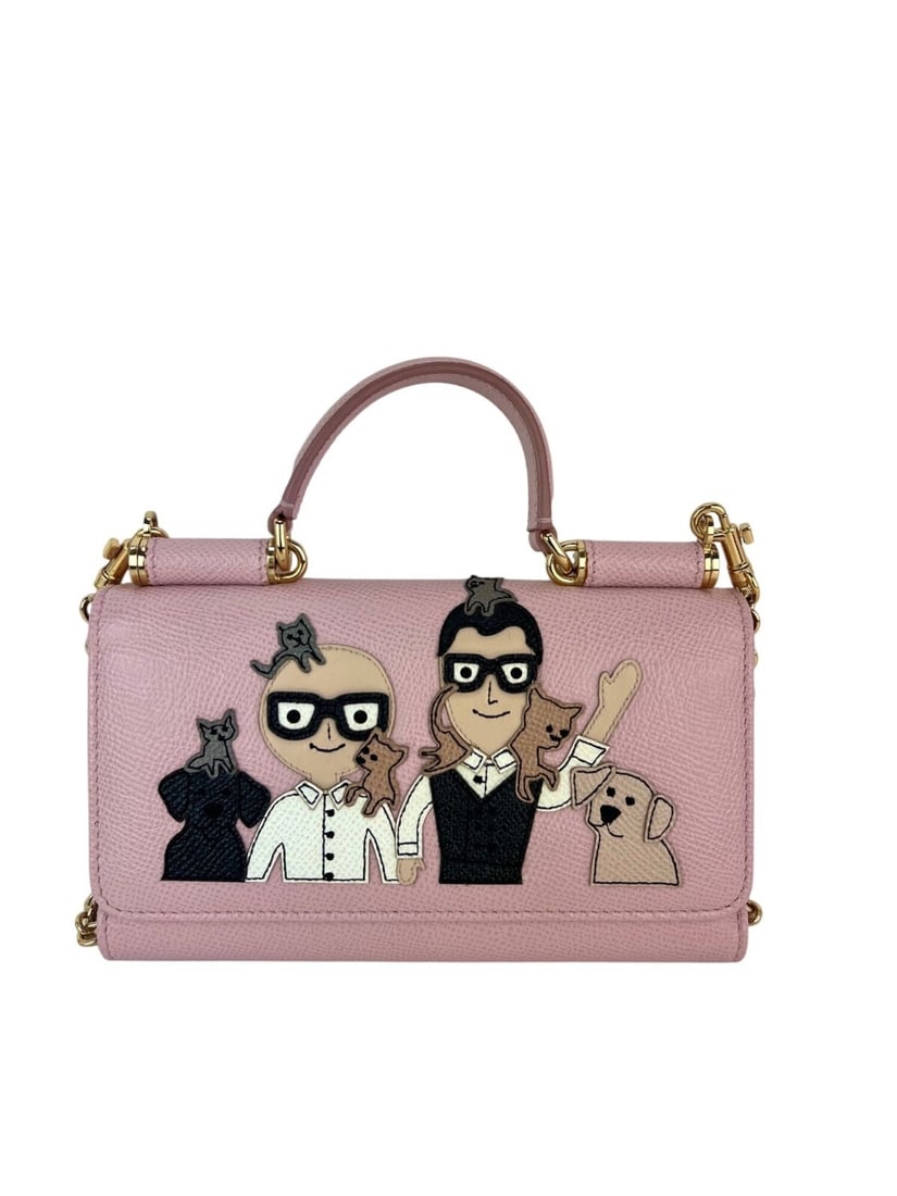 Dolce&Gabbana Lucia Cartoon Dog Pink Phone Bag Crossbody Wallet: Dolce&Gabbana Lucia Cartoon Dog Pink Phone Bag Crossbody Wallet This eye-catching Dolce & Gabbana Phone Bag features a playful cartoon design with a charming dog character. Crafted from high-quality l