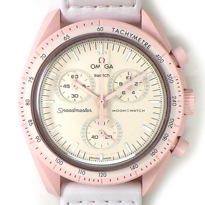 SwatchxOMEGA Speedmaster Mission to Venus SO33P100 Pink Bioceramic Watch: SwatchxOMEGA Speedmaster Mission to Venus SO33P100 Pink Bioceramic Watch Introducing the SwatchxOMEGA Speedmaster Mission to Venus Moonswatch SO33P100, a stylish unisex wristwatch that blends function
