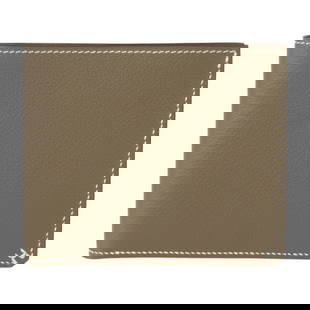 HERMES Compact Bias Bifold Wallet Evercolor Etoupe 3.62 x 4.33: HERMES Compact Bias Bifold Wallet Evercolor Etoupe 3.62 x 4.33 This HERMES Compact Bias Bifold Wallet features a luxurious Evercolor leather in a sophisticated Etoupe gray. Designed for both men and w