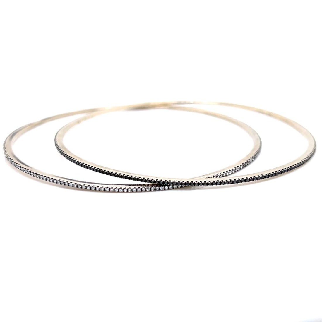 Elegant 18K Yellow Gold White and Black Diamond Bangles: Elegant 18K Yellow Gold White and Black Diamond Bangles This exquisite pair of bangles is crafted from 18K yellow gold and features a stunning combination of white and black diamonds. The bangles weig