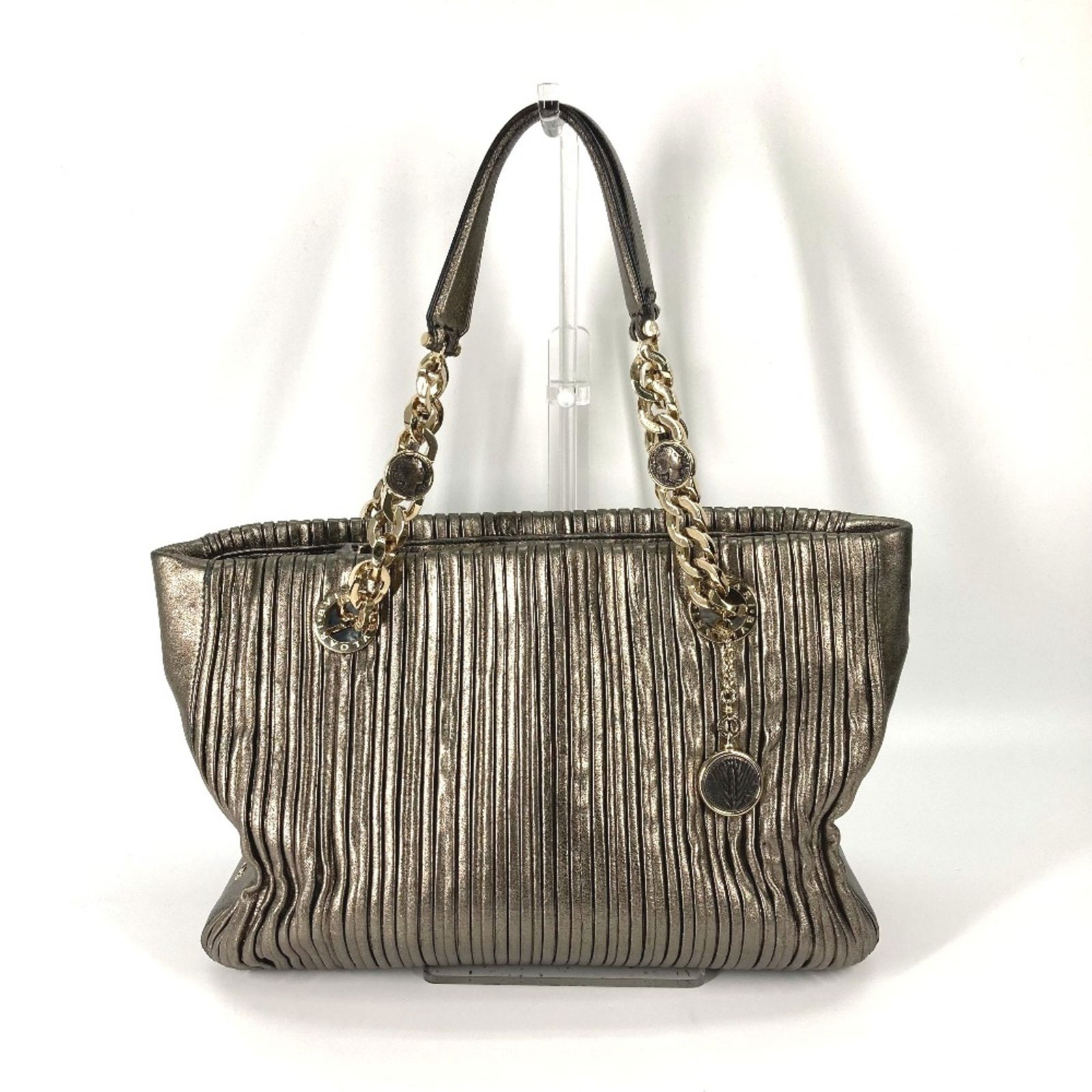 Bvlgari Gold Leather Tote Handbag 25.5cm x 33.5cm x 10cm: Bvlgari Gold Leather Tote Handbag 25.5cm x 33.5cm x 10cm Elevate your accessory collection with this stunning Bvlgari Tote Bag, designed specifically for women. Crafted from high-quality leather, this