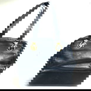 Versace Black Leather Duffle Bag 30.5cm x 31cm x 12.2cm: Versace Black Leather Duffle Bag 30.5cm x 31cm x 12.2cm Elevate your style with this Gianni Versace Shoulder Duffle Bag, a perfect blend of luxury and functionality. Crafted from high-quality leather,