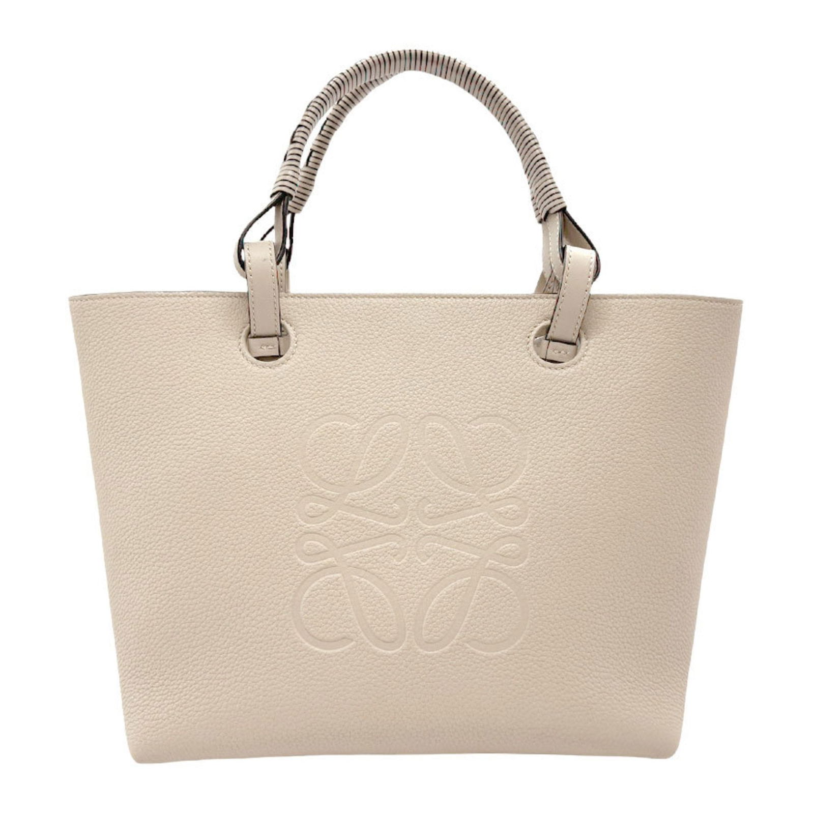 Loewe Anagram Leather Handbag Light Beige 26cm x 28cm x 11cm: Loewe Anagram Leather Handbag Light Beige 26cm x 28cm x 11cm This elegant LOEWE handbag is crafted from premium leather in a sophisticated light beige hue. Designed for women, it features an open clos