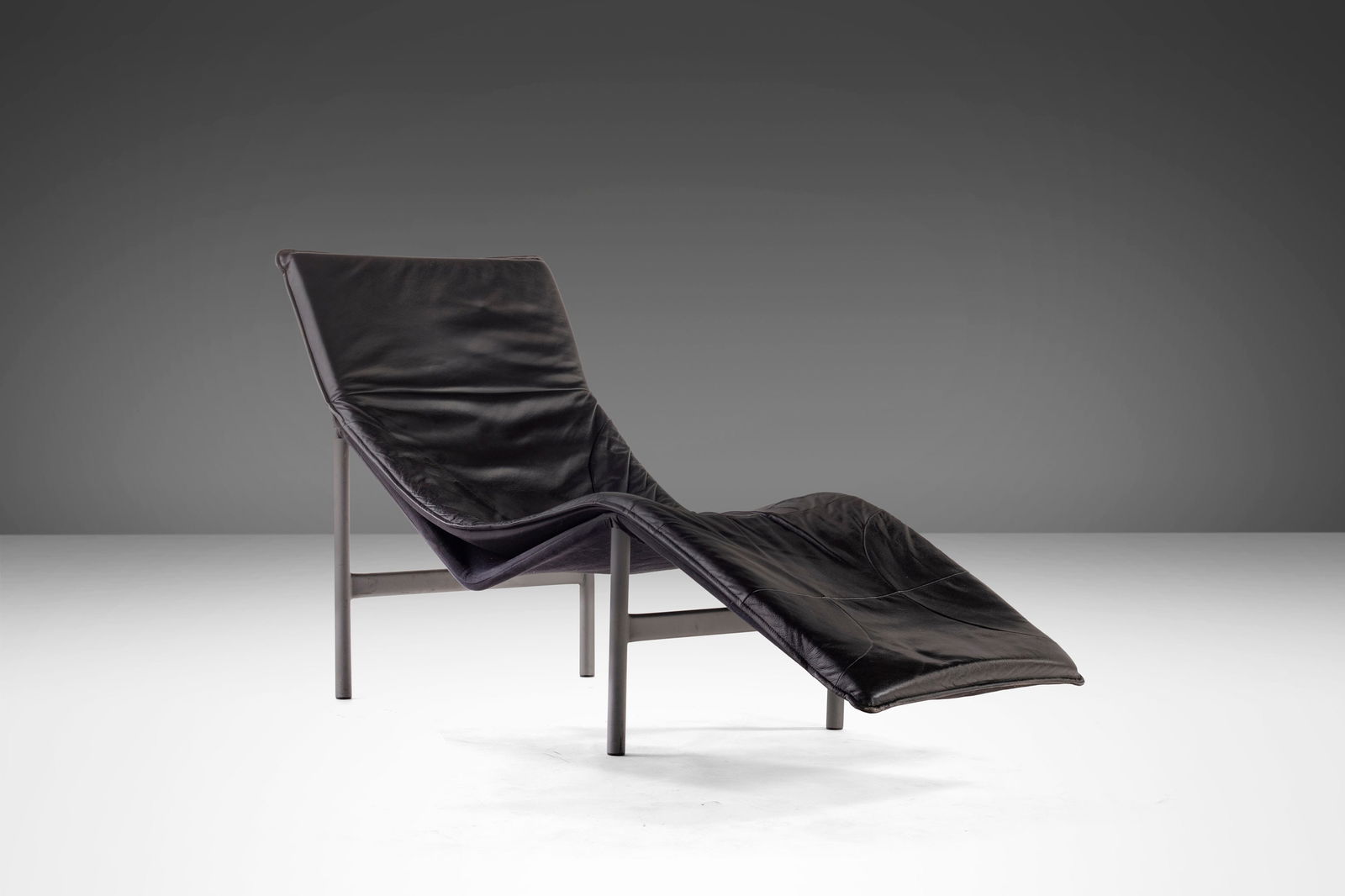 1970s Tord Bjorklund Skye Leather Chaise Lounge Chair Sweden: 1970s Tord Bjorklund Skye Leather Chaise Lounge Chair Sweden Experience the perfect blend of comfort and style with the Modern "Skye" Leather Chaise Lounge Chair, designed by Tord Bjorklund in the 197