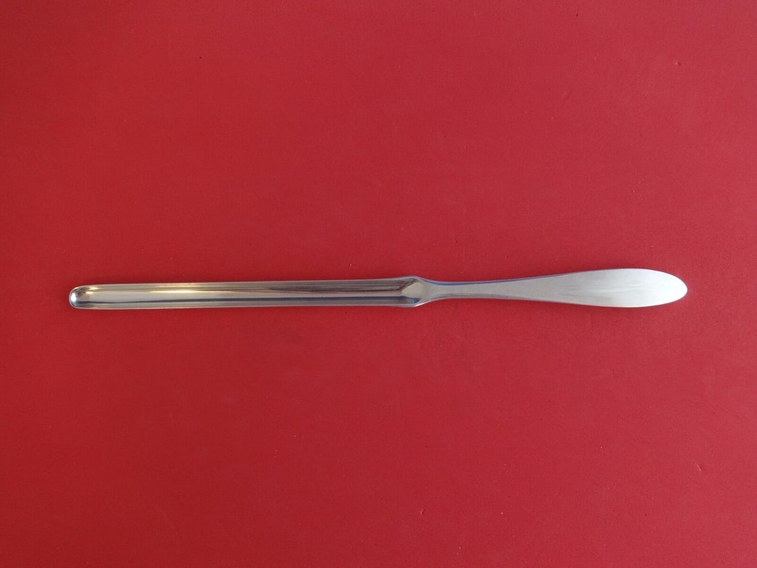Reed & Barton French Antique Sterling Silver Marrow Scoop 8 7/8": Reed & Barton French Antique Sterling Silver Marrow Scoop 8 7/8" This exquisite 8 7/8" marrow scoop from Reed & Barton showcases the elegant French Antique pattern. Crafted from high-quality sterling