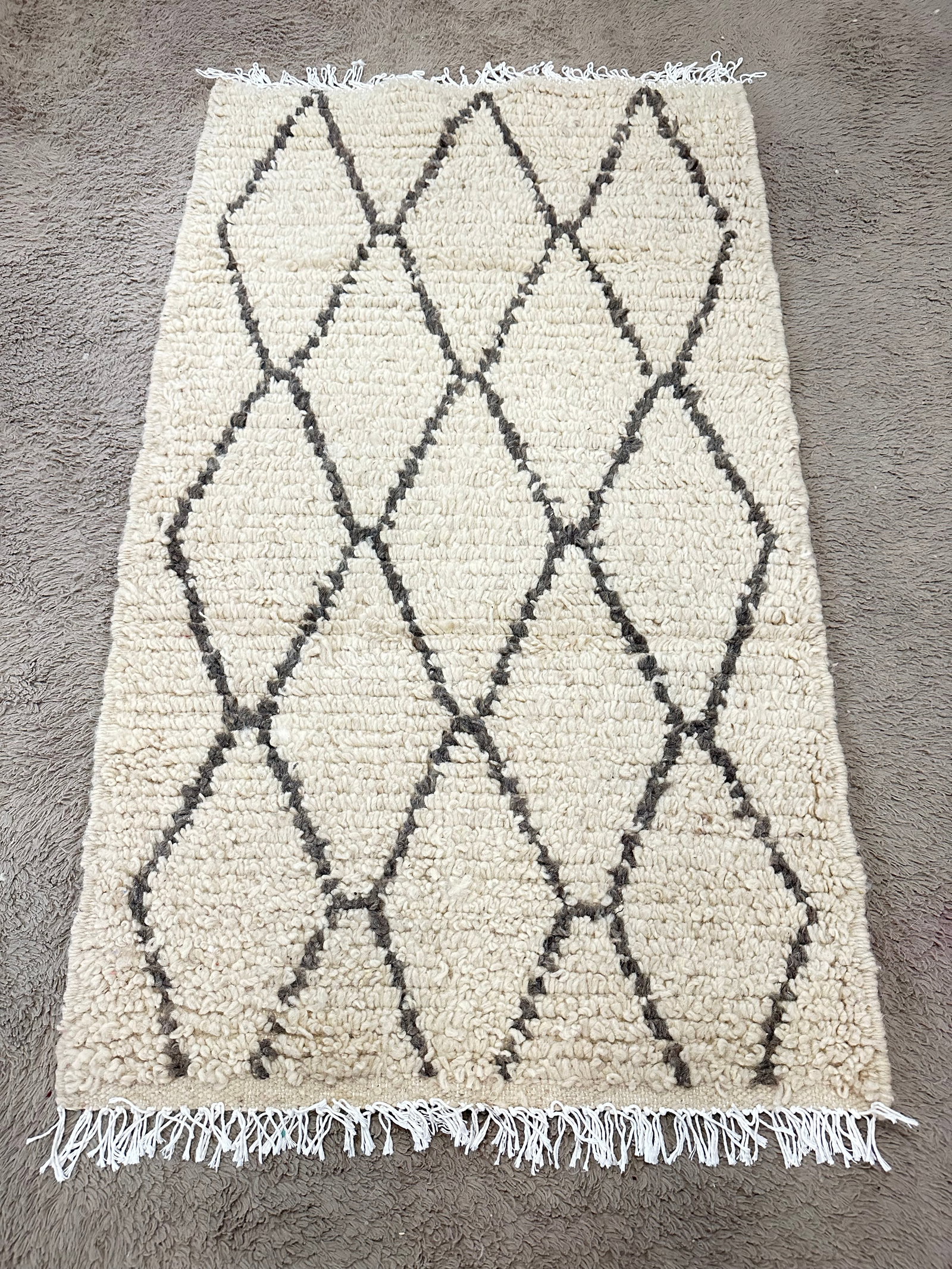 Handmade Moroccan Amazigh Rug 28" x 48" 100% Natural Wool: Handmade Moroccan Amazigh Rug 28" x 48" 100% Natural Wool Discover the beauty of this Authentic Moroccan Hand-Knotted Rug, a testament to the exceptional craftsmanship of Moroccan artisans. This exqui