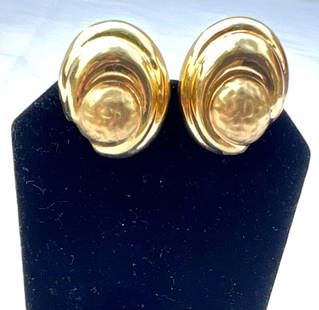 Elegant French 18K Yellow Gold Clip-On Earrings: Elegant French 18K Yellow Gold Clip-On Earrings This exquisite pair of French earrings showcases the beauty of 18K yellow gold. Weighing 13.50 grams, each earring features a pierced clip-on design tha