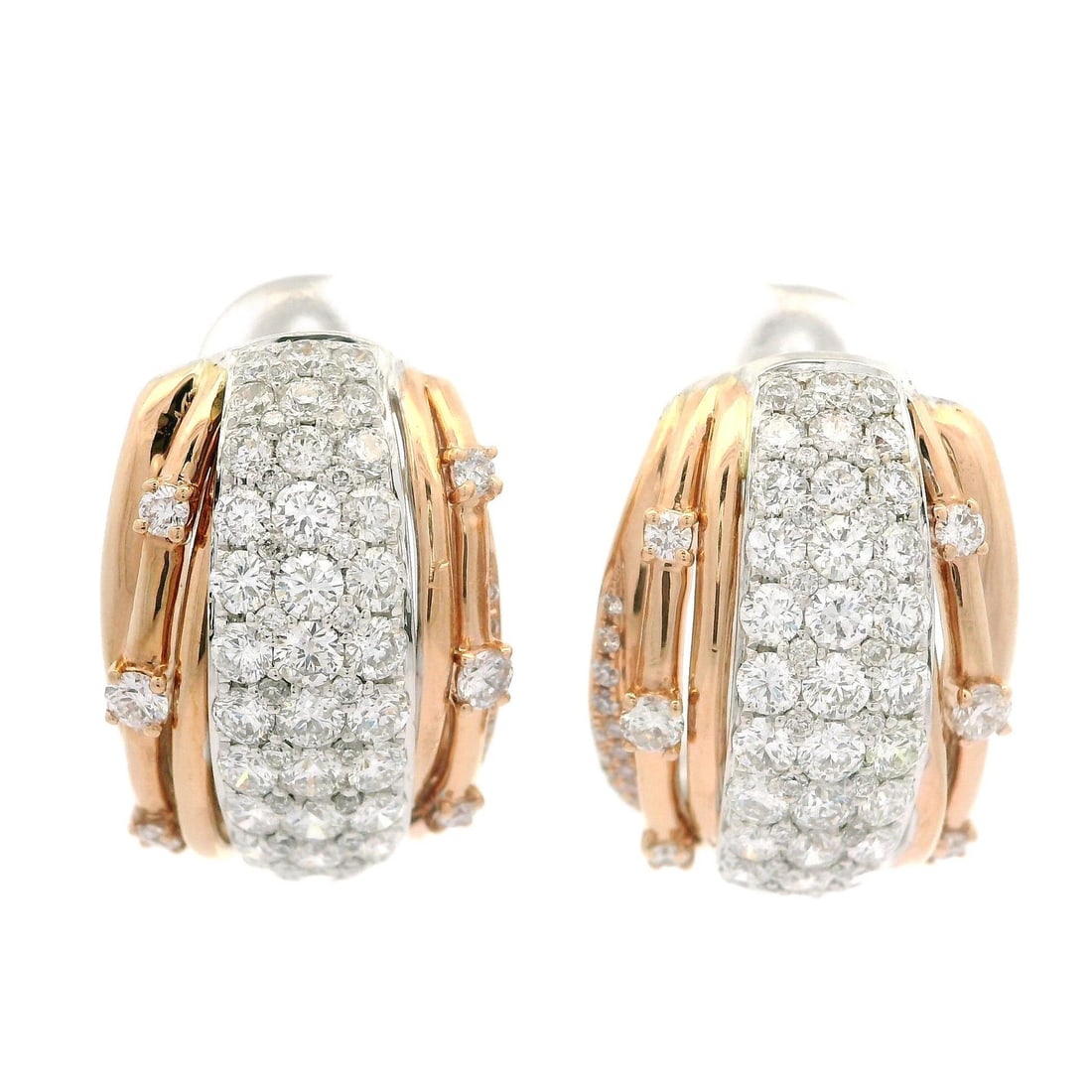 Elegant 18k White Gold 2.61ctw Diamond Cuff Earrings: Elegant 18k White Gold 2.61ctw Diamond Cuff Earrings These elegant cuff earrings feature a stunning combination of 18k white gold, showcasing a total carat weight of 2.61ctw of brilliant cut diamonds.